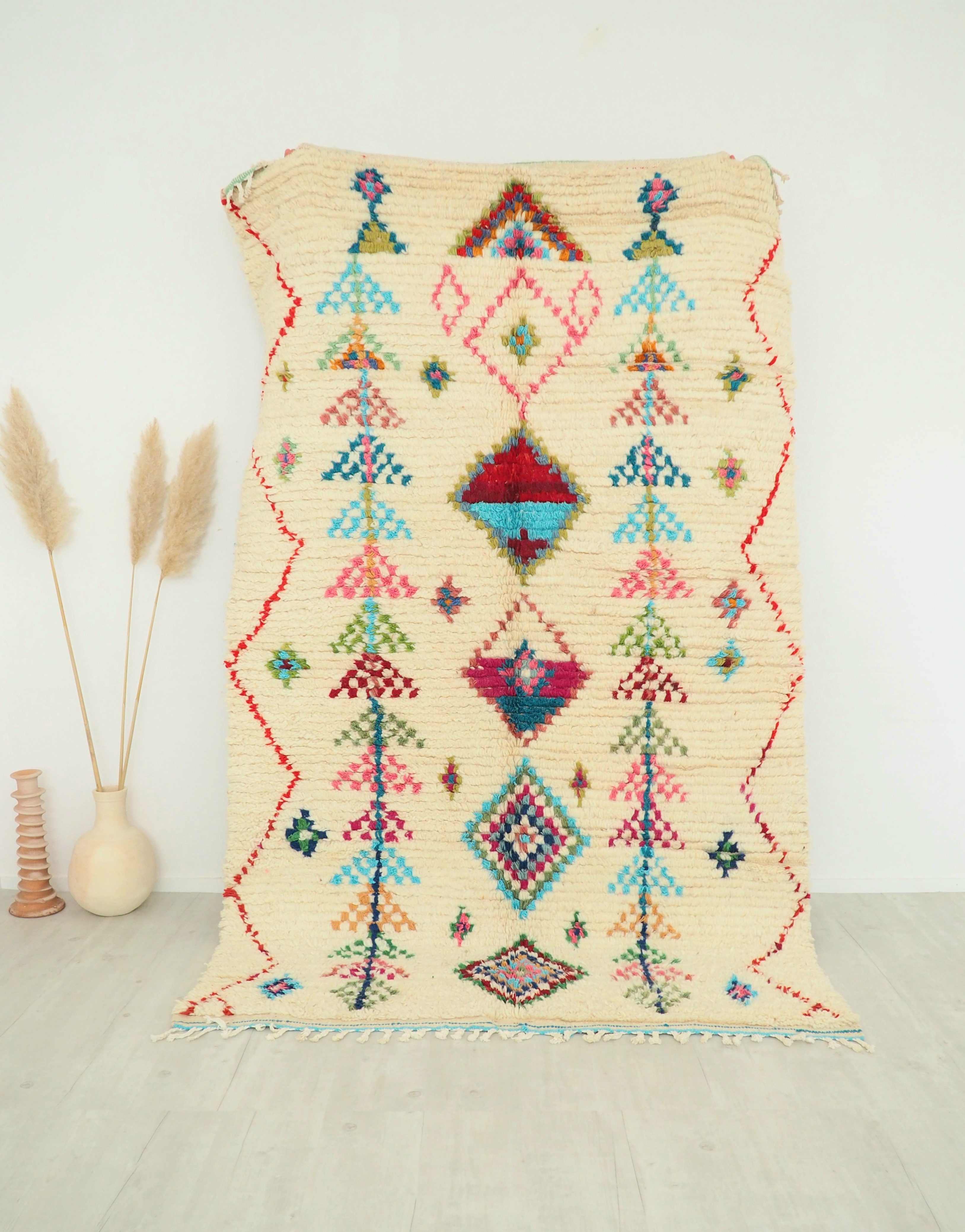 Tapis berbère Marocain fait main en pure laine, écru et motifs de couleurs vives