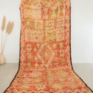 Grand tapis ancien fait main au Maroc, en pure laine avec motifs berberes
