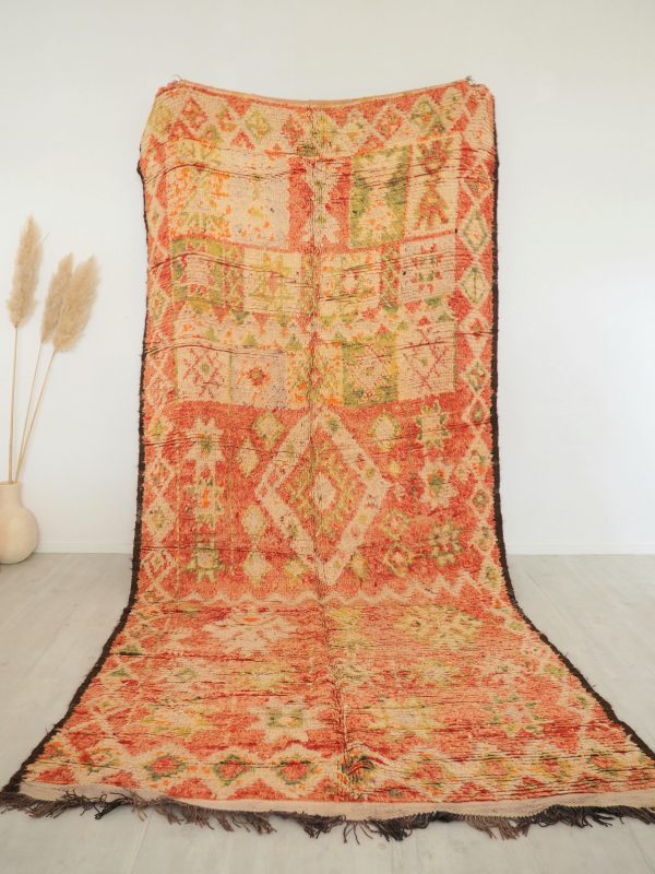 Grand tapis ancien fait main au Maroc, en pure laine avec motifs berberes