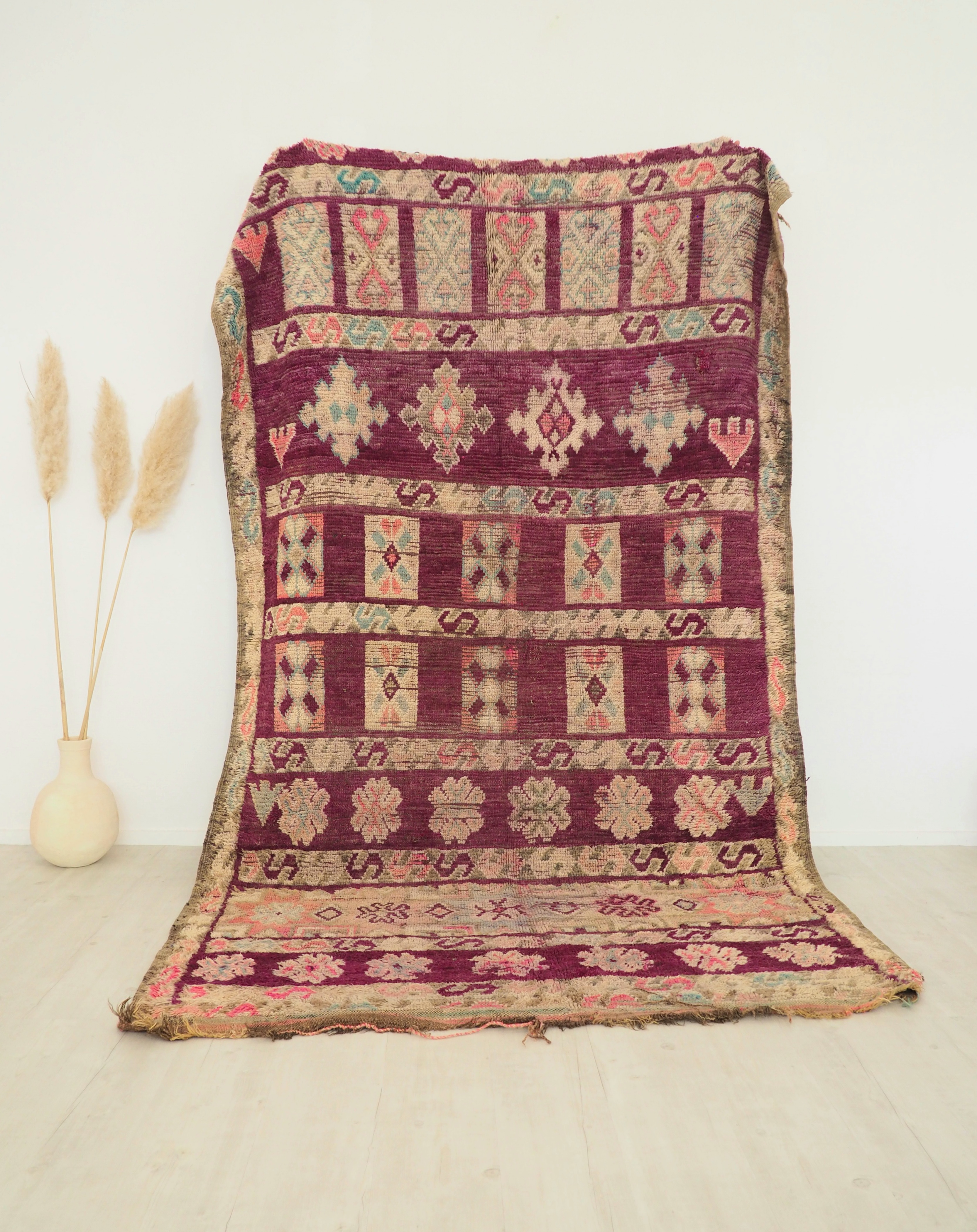 Tapis Berbère Marocain vintage aux tons violets et mauves avec motifs