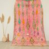 Tapis Marocain vintage fait main dominante rose pastel et motifs berbères colorés