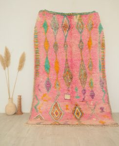 Tapis Marocain vintage fait main dominante rose pastel et motifs berbères colorés