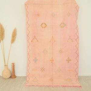 Tapis Marocain en soie de cactus rose pastel avec motifs berbères fait main