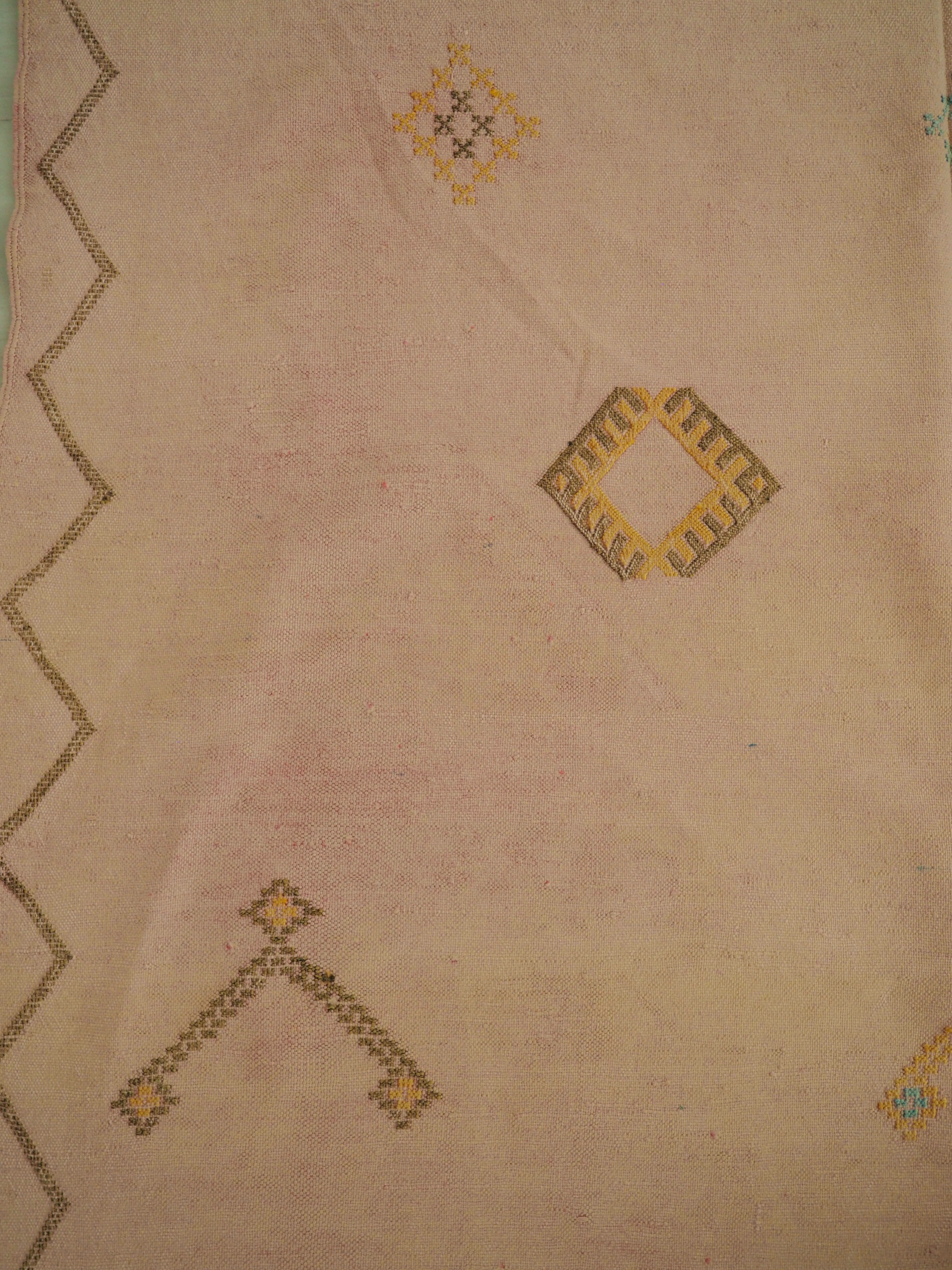 Authentique tapis kilim fait main au Maroc couleur rose