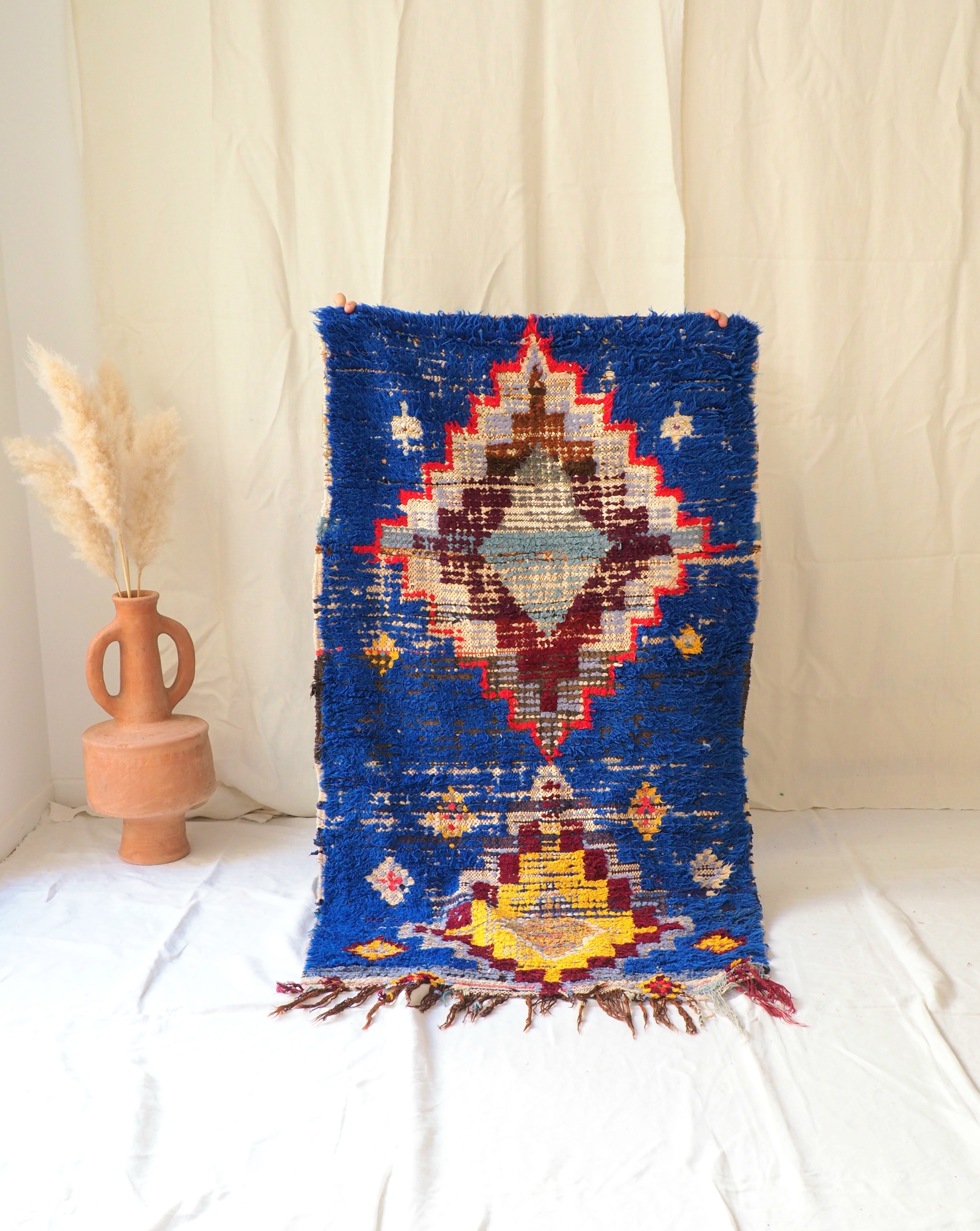 Tapis Berbère Marocain vintage en pure laine aux tons bleus et couleurs vives