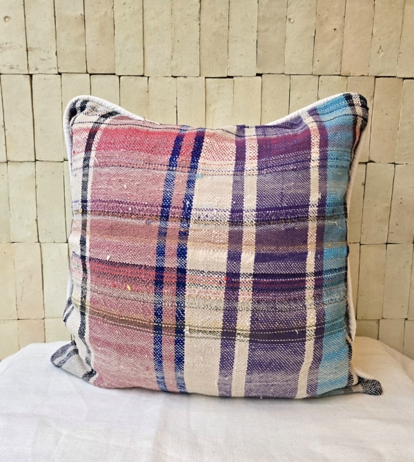 Housse de coussin Amazighe à carreaux colorées tons violets et bleus