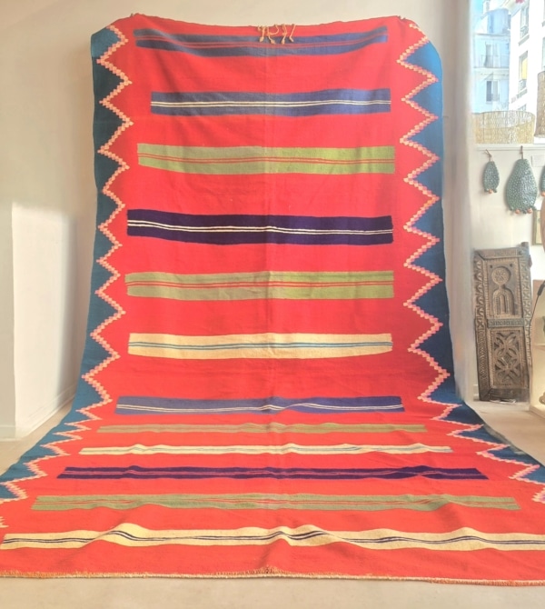 Grand tapis Kilim Berbère Algérien Chaoui bleu et rouge fait main dans la région des Aurès