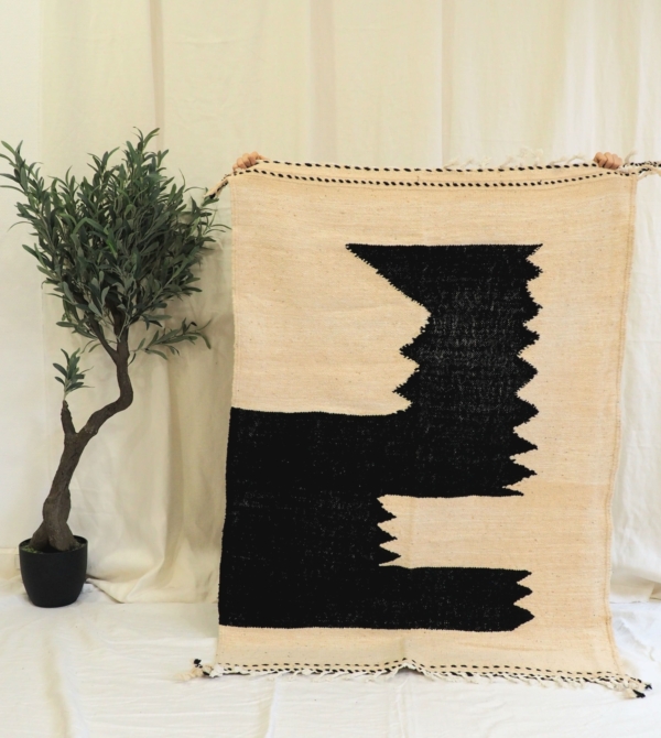Tapis Berbère 100% laine fait main au Maroc noir sur fond écru motif graphique color block