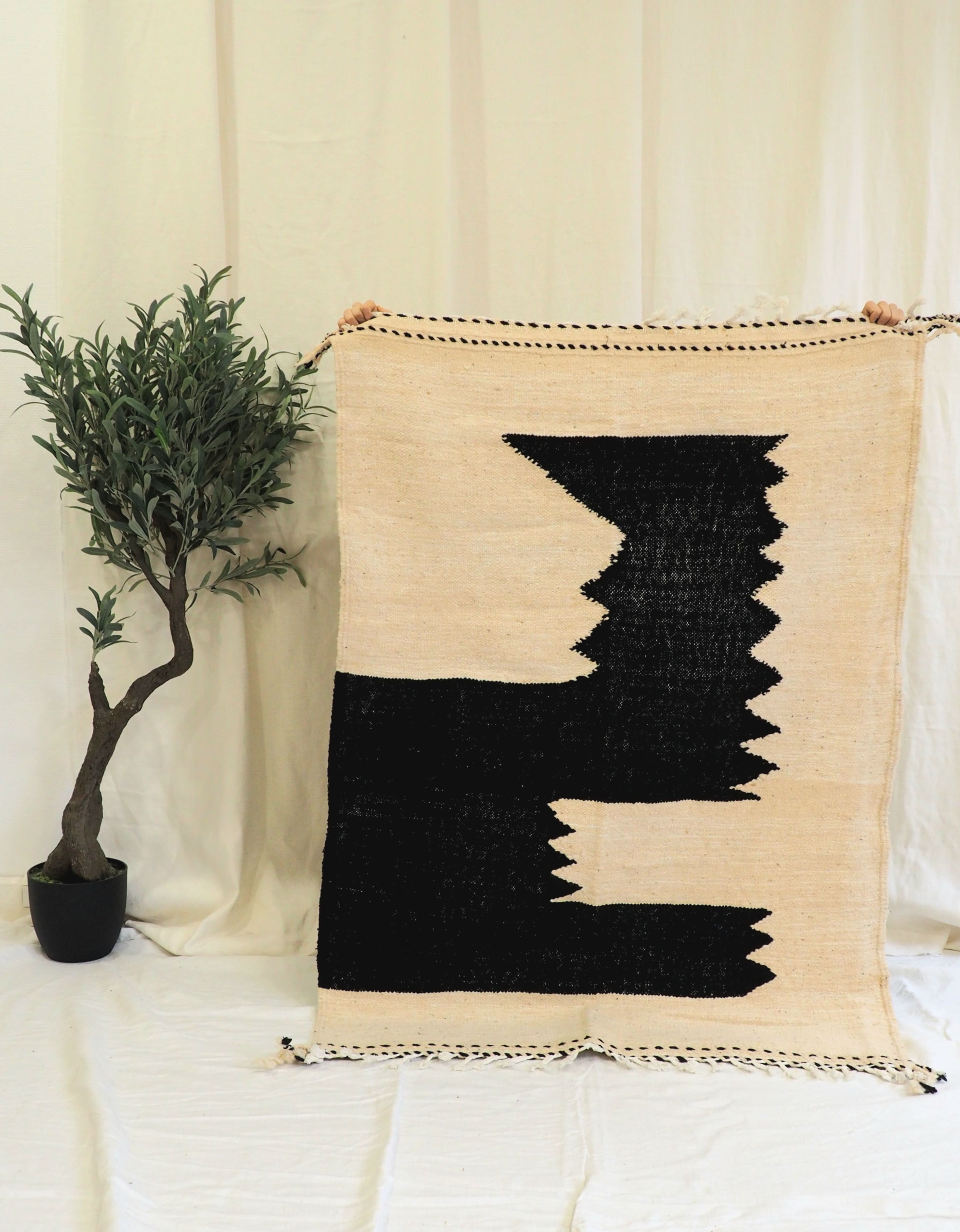 Tapis Berbère 100% laine fait main au Maroc noir sur fond écru motif graphique color block