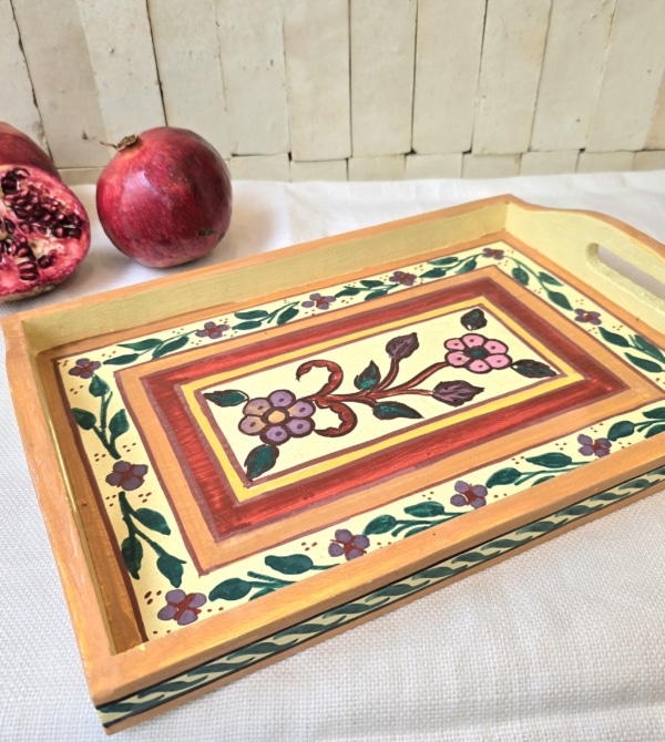 Plateau en bois multicolore peint à la main au Maroc