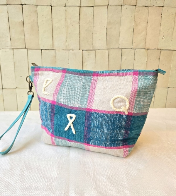 Trousse cousue main au Maroc à partir d'une couverture Amazighe vintage