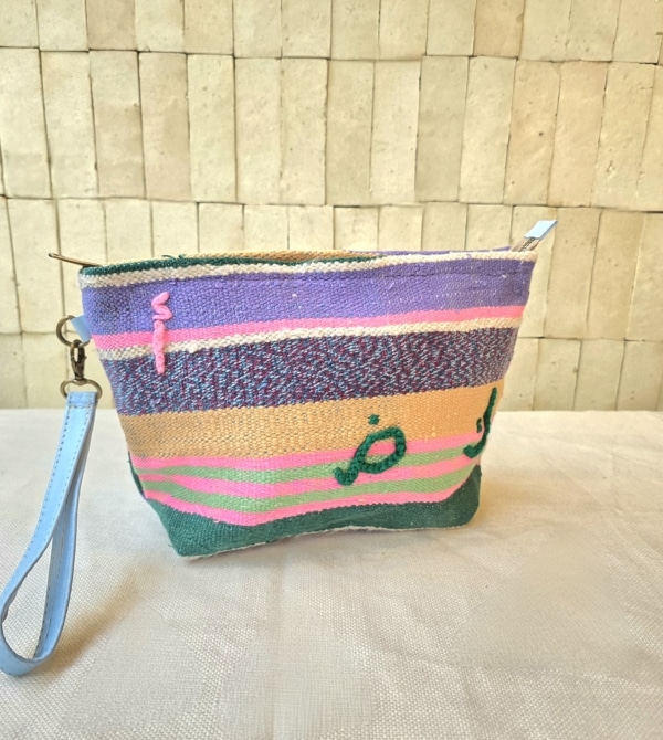 Trousse Amazighe cousue main au Maroc à partir d'une couverture Berbère vintage