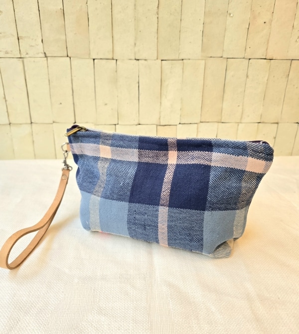 Trousse Amazighe cousue main au Maroc à partir d'une couverture Berbère vintage