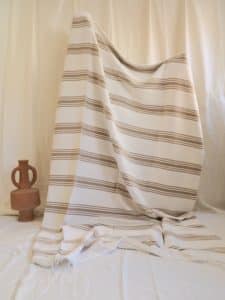 Plaid berbère Marocain à reyures beiges et blanches, tissé à la main au Maroc