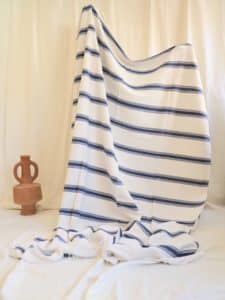 couverture Berbère Marocaine à rayures bleues et blanches réalisée à la main