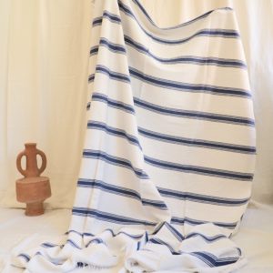 couverture Berbère Marocaine à rayures bleues et blanches réalisée à la main