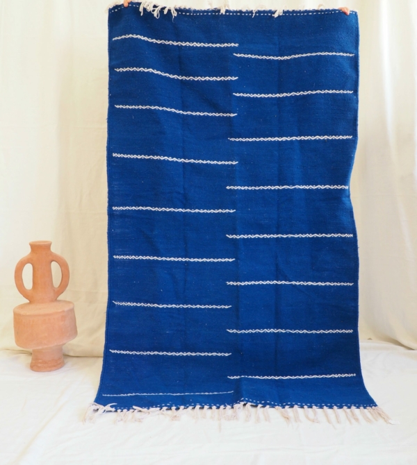 Tapis 100% pure laine, bleu profond aux motifs blancs tissé main à Ghardaïa dans le sud Algérien