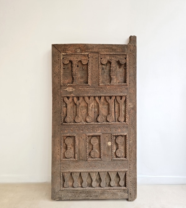 Authentique porte Amazighe traditionnelle en bois, chinée au Maroc