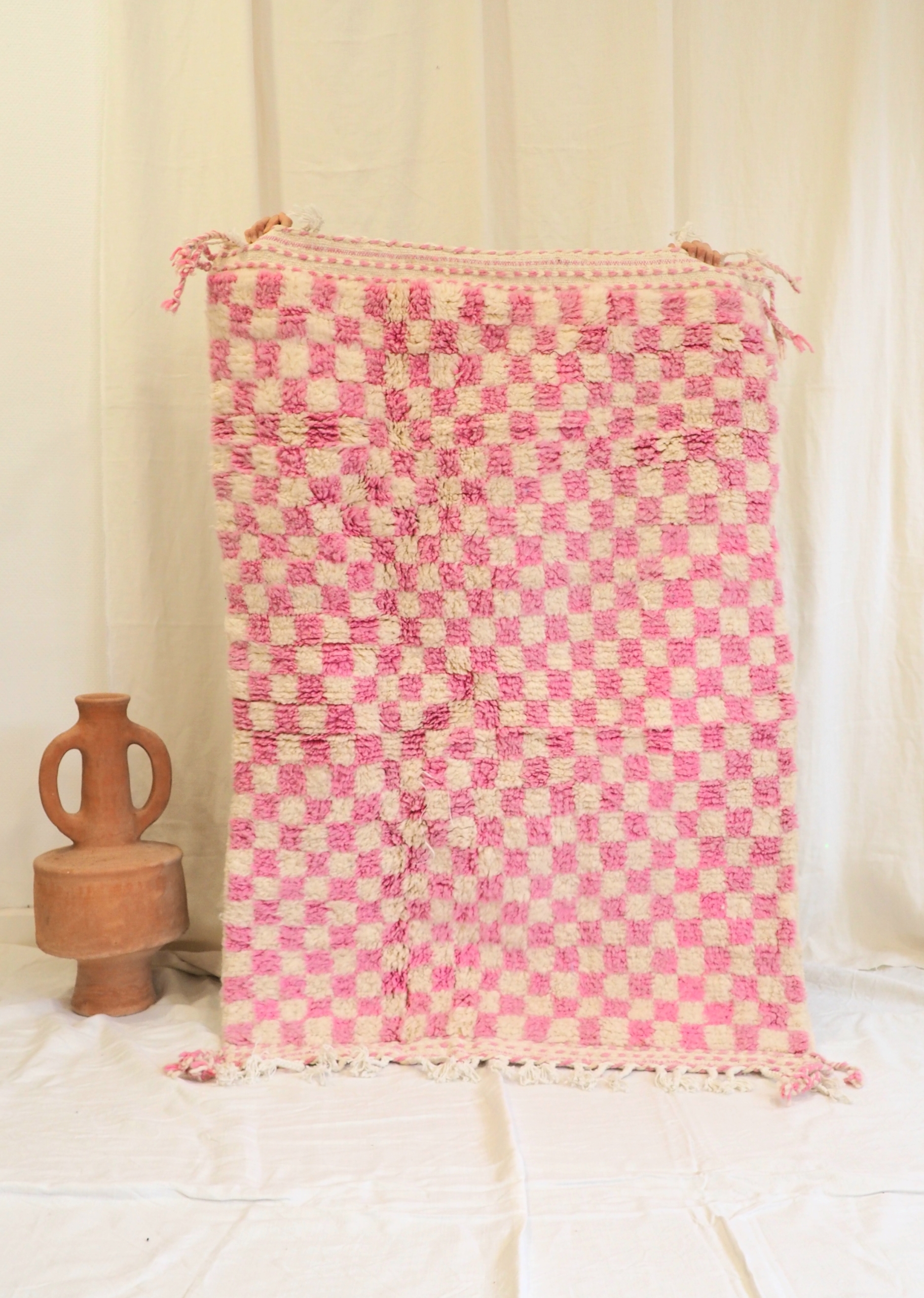 tapis Berbère Marocain en pure laine motifs carrés roses sur fond blanc cassé
