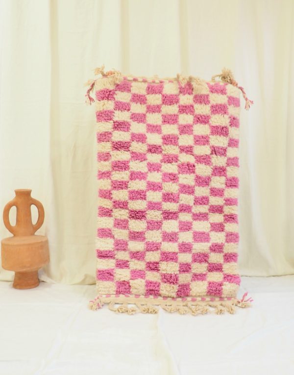 tapis Berbère Marocain en pure laine motifs carrés roses sur fond blanc cassé