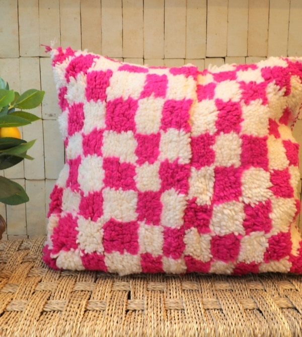 Housse de coussin Berbère du Maroc motif damier rose et blanc