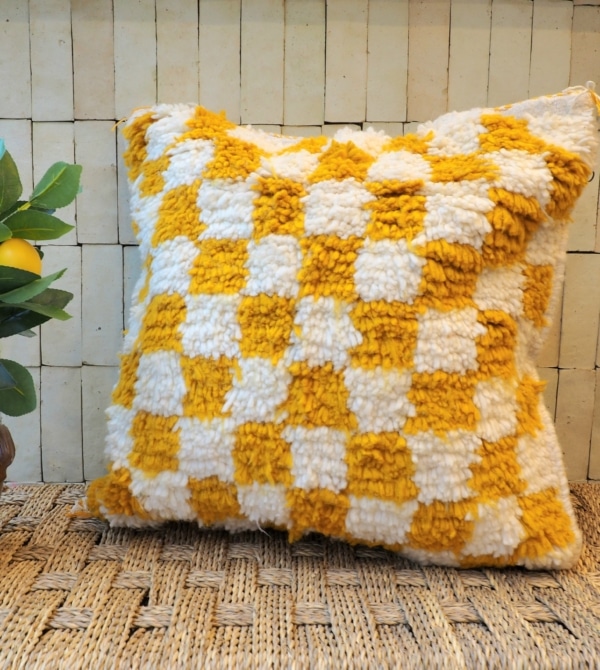 Housse de coussin Berbère Marocaine faite main aux motifs carrés jaunes et blancs