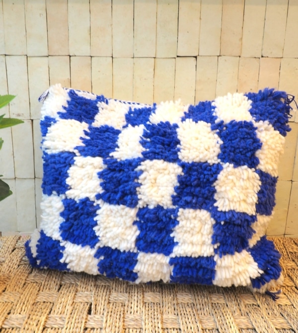 Housse de coussin Berbère Marocaine faite main aux motifs carrés bleus et blancs