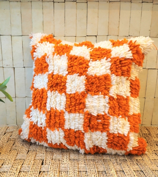 Housse de coussin Berbère Marocaine faite main aux motifs carrés orange terracotta et blancs