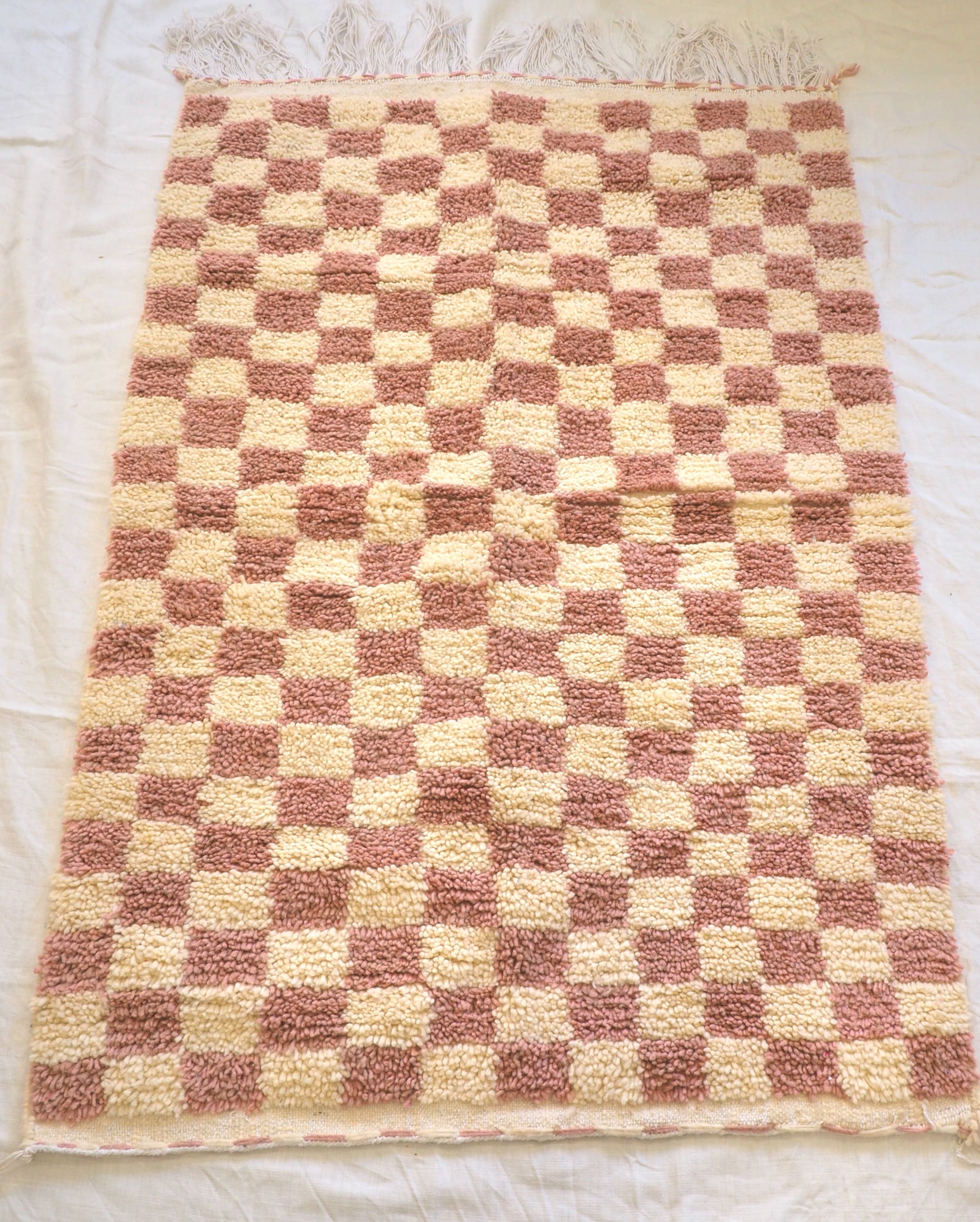 Vrai tapis Berbère Marocain motifs graphiques carrés vieux rose et blanc crème