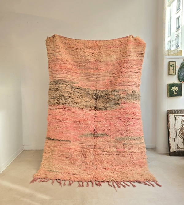 Tapis Amazigh ancien fait main au Maroc aux nuances de roses