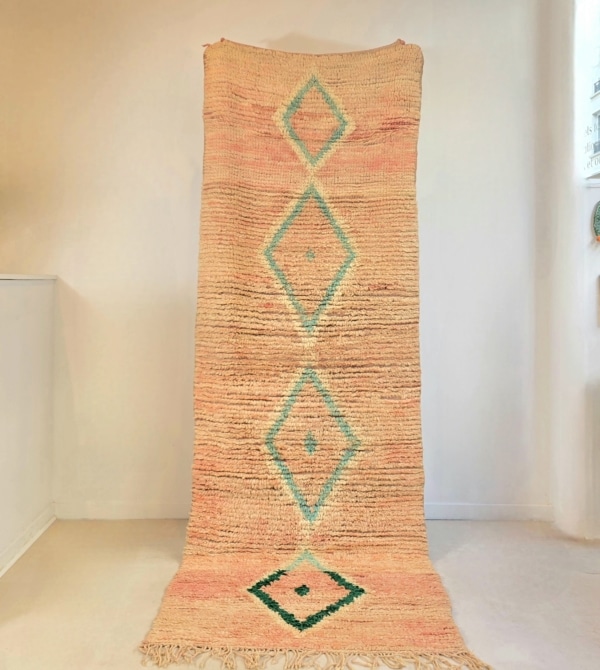 Tapis Amazigh en pure laine fait main au Maroc aux tons roses et motifs verts idéal descente de lit ou couloir