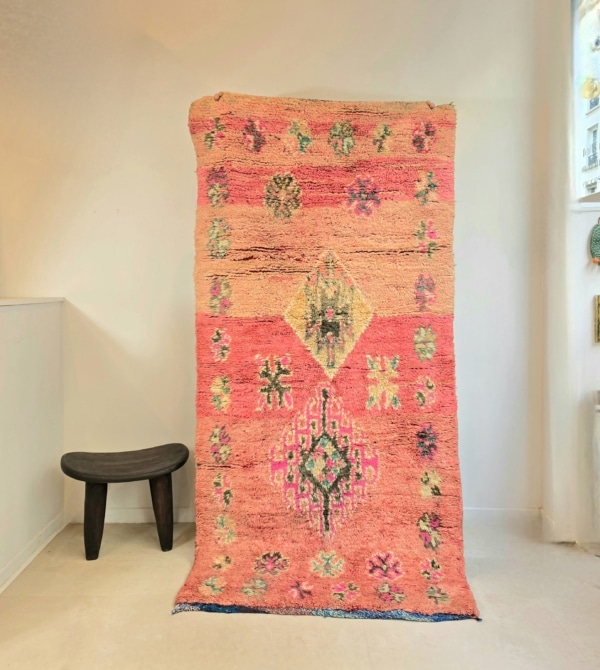 Tapis Berbère fait main au Maroc en pure laine et trame en tissu, aux tons roses et motifs colorés