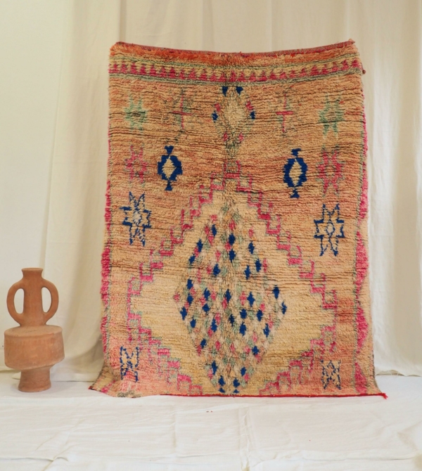 Vrai Tapis Berbère coloré ancien aux tons roses et nude fait main au Maroc