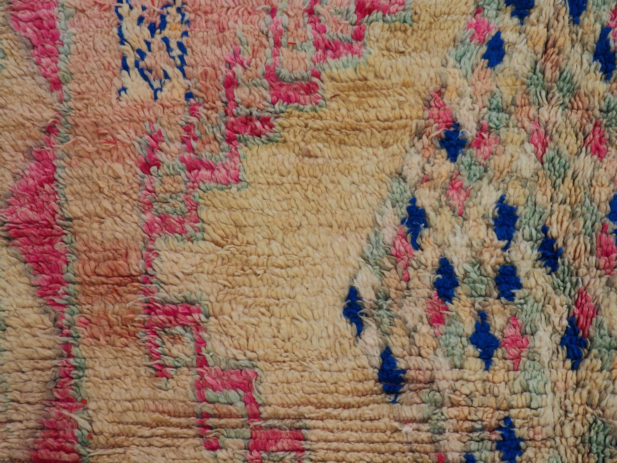 Tapis fait main au Maroc avec motifs berbères colorés