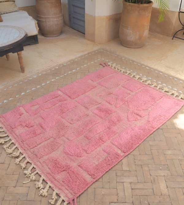 Tapis Berbère au design contemporain avec motifs graphiques en relief