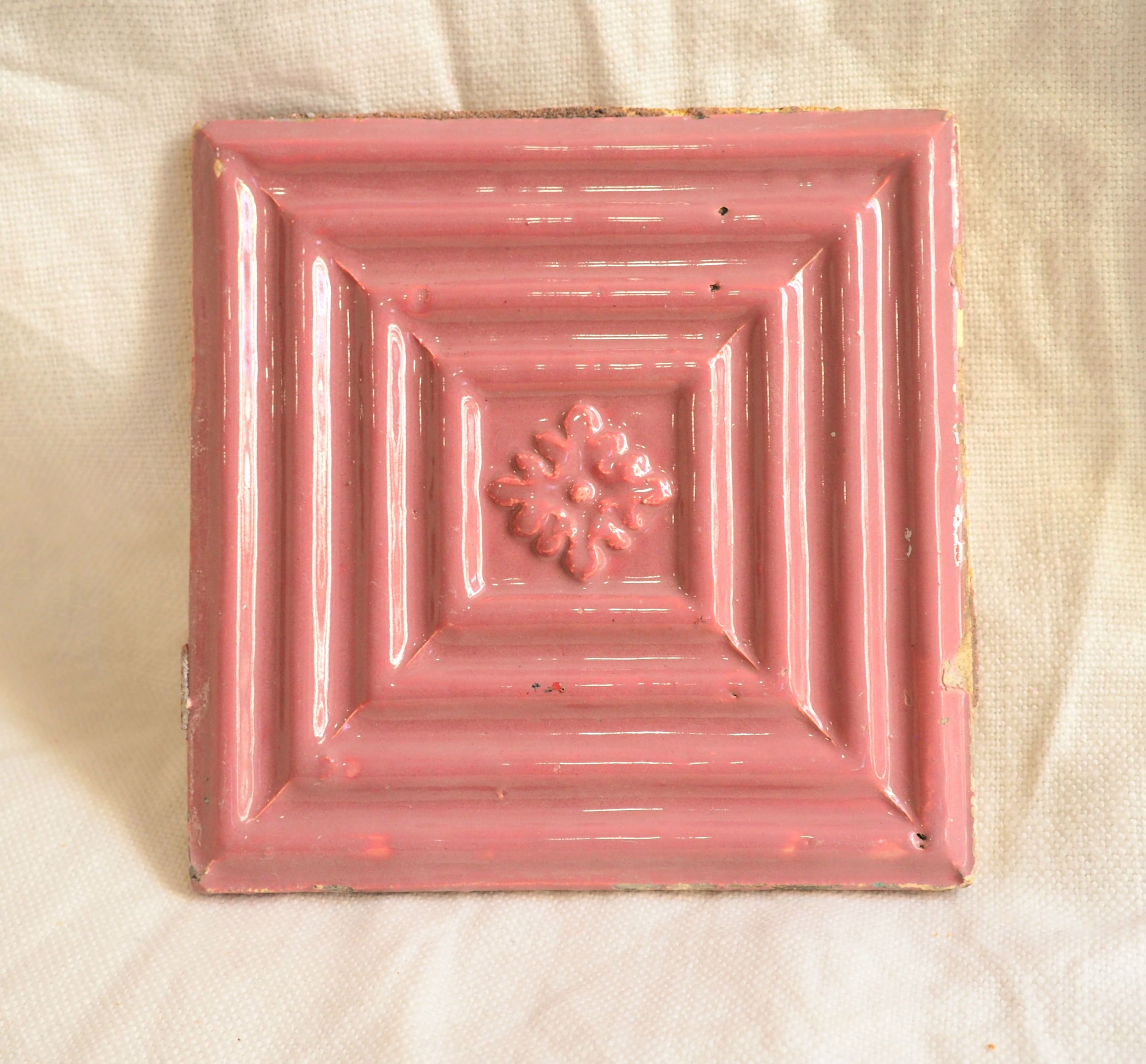 carreau de faïence du Portugal de couleur rose à motifs en relief ton sur ton