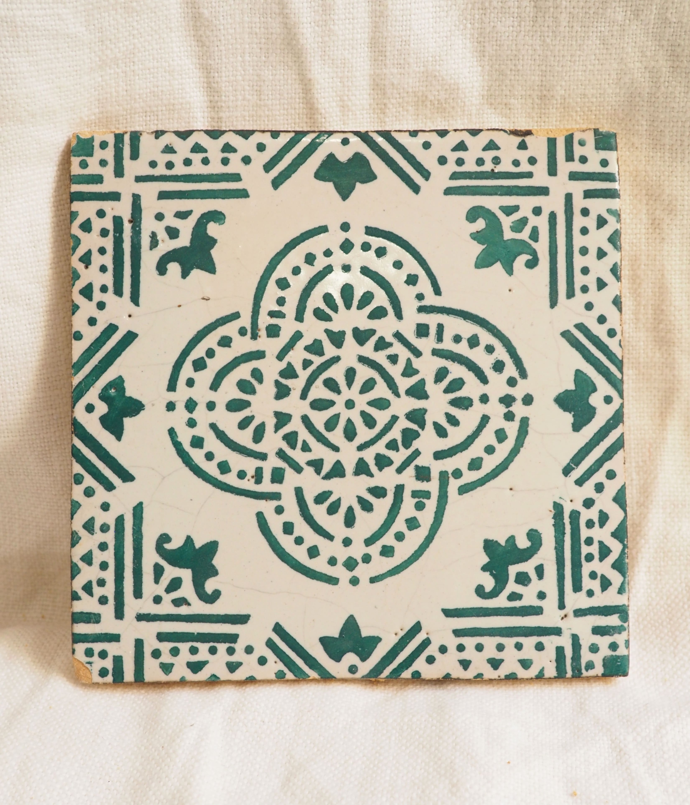 Carreau de faïence Portugais vintage à motifs verts sur fond blanc cassé