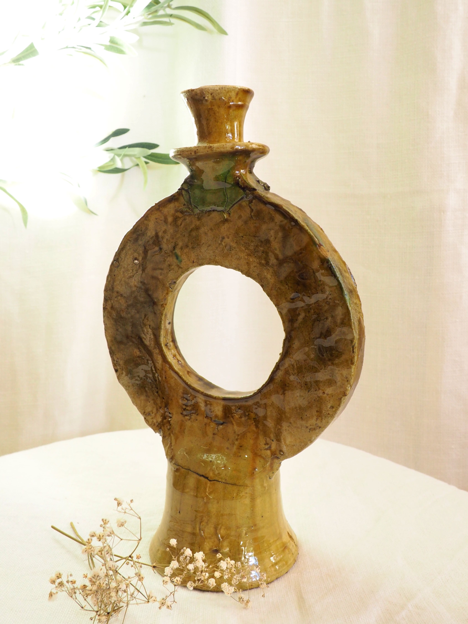Bougeoir artisanal du Maroc de forme ronde, émaillé de couleur ocre