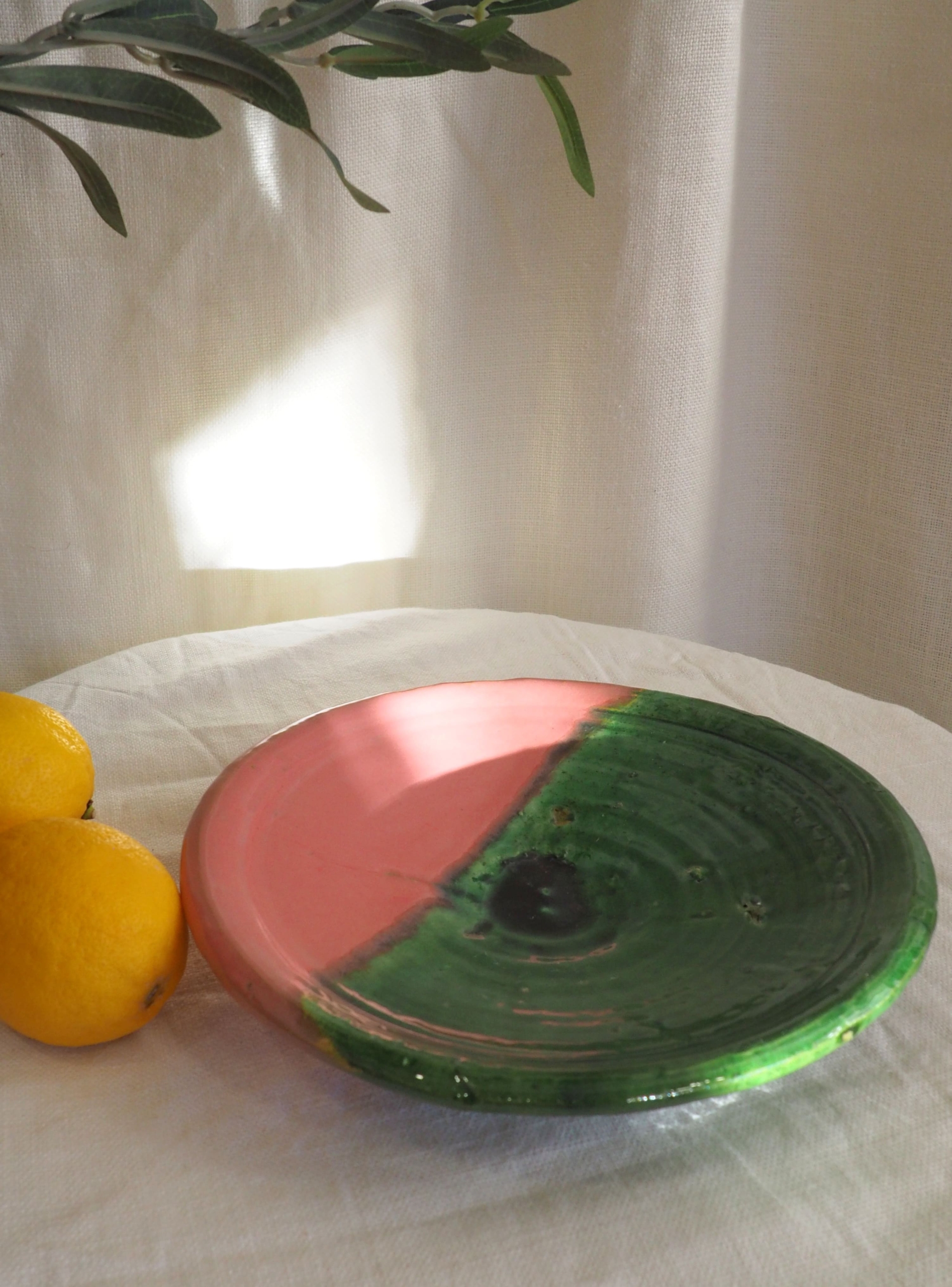 Vaisselle marocaine émaillée rose et verte de Tamegroute réalisée à la main