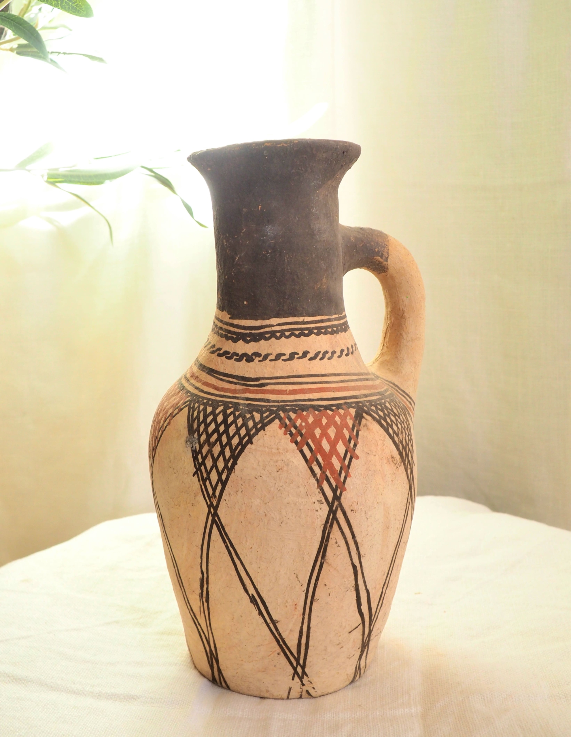 Vase Berbère traditionnel en terre cuite fait main au Maroc