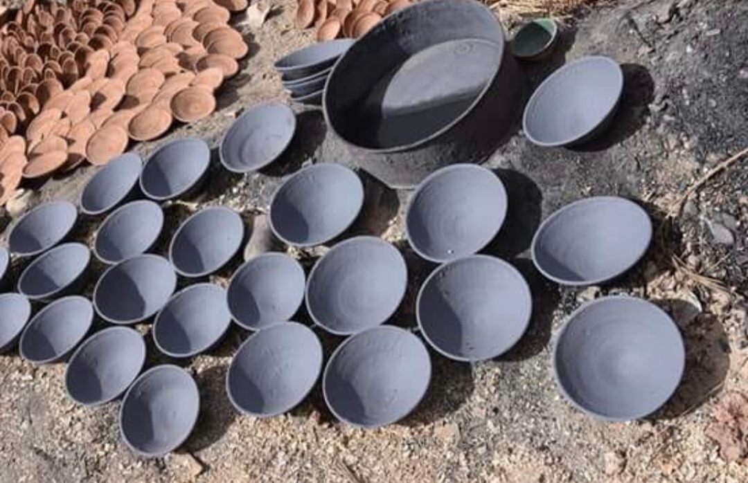 Fabrication à l'ancienne de poteries Marocaines de Tamegroute