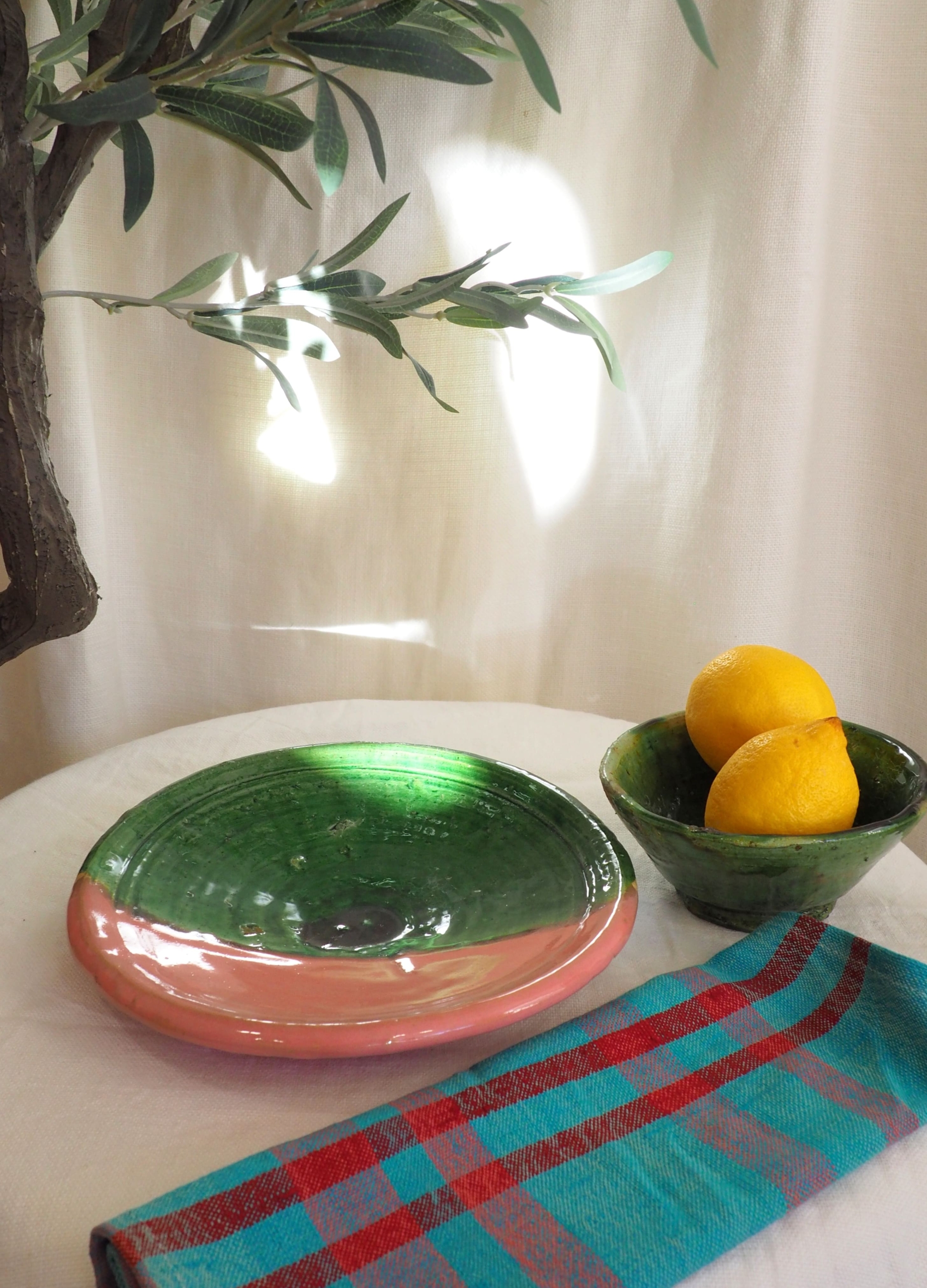 Art de la table vaisselle traditionnelle émailée bicolore de Tamegroute