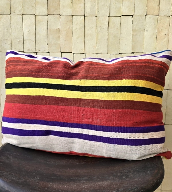 Grande housse de coussin Berbère Marocaine cousue main à partir d'une ancienne couverture à rayures colorées