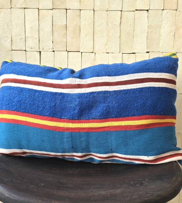 Grande housse de coussin Berbère Marocaine cousue main à partir d'une ancienne couverture à rayures colorées