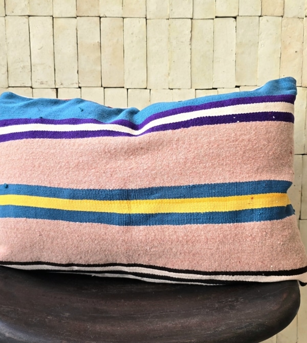 Grande housse de coussin Berbère Marocaine cousue main à partir d'une ancienne couverture à rayures colorées