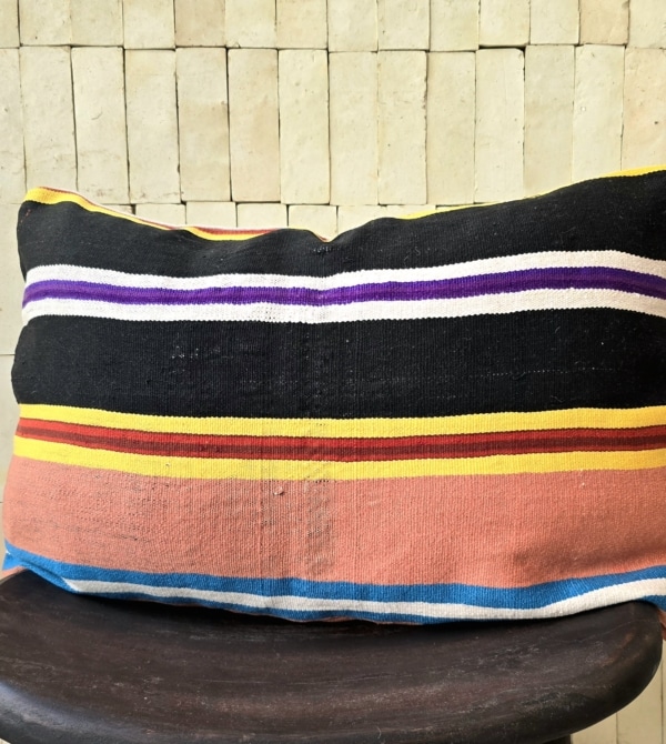 Grande housse de coussin Berbère Marocaine cousue main à partir d'une ancienne couverture à rayures colorées