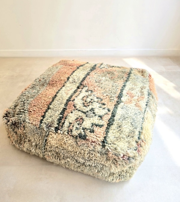 Pouf Berbère fait main au Maroc à partir d'un tapis ancien