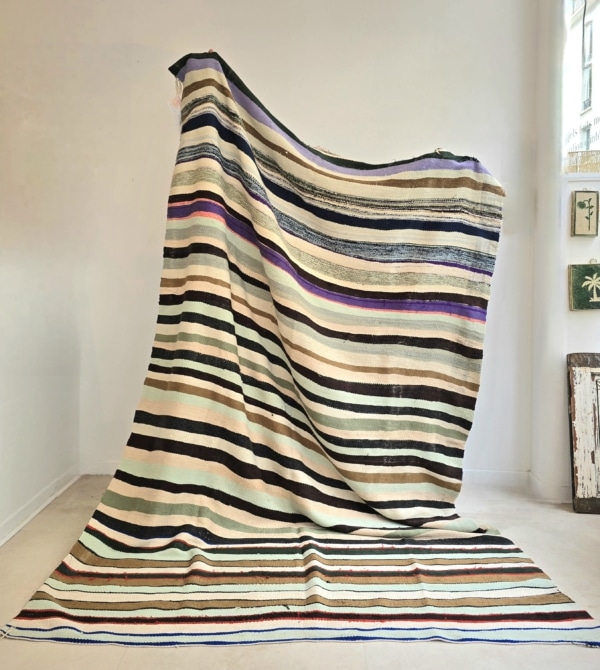 Plaid Berbère ancien fait main au Maroc à rayures colorées