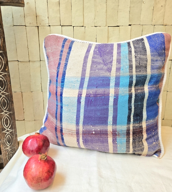 Housse de coussin Amazighe à carreaux colorées tons violets roses et bleus
