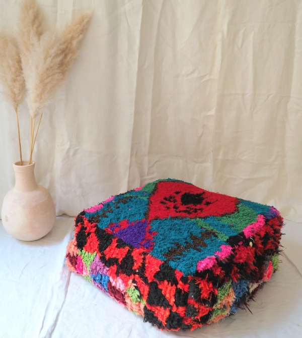 Pouf Berbère en pure laine réalisé à la main au Maroc aux tons rouges et motifs de couleurs vives